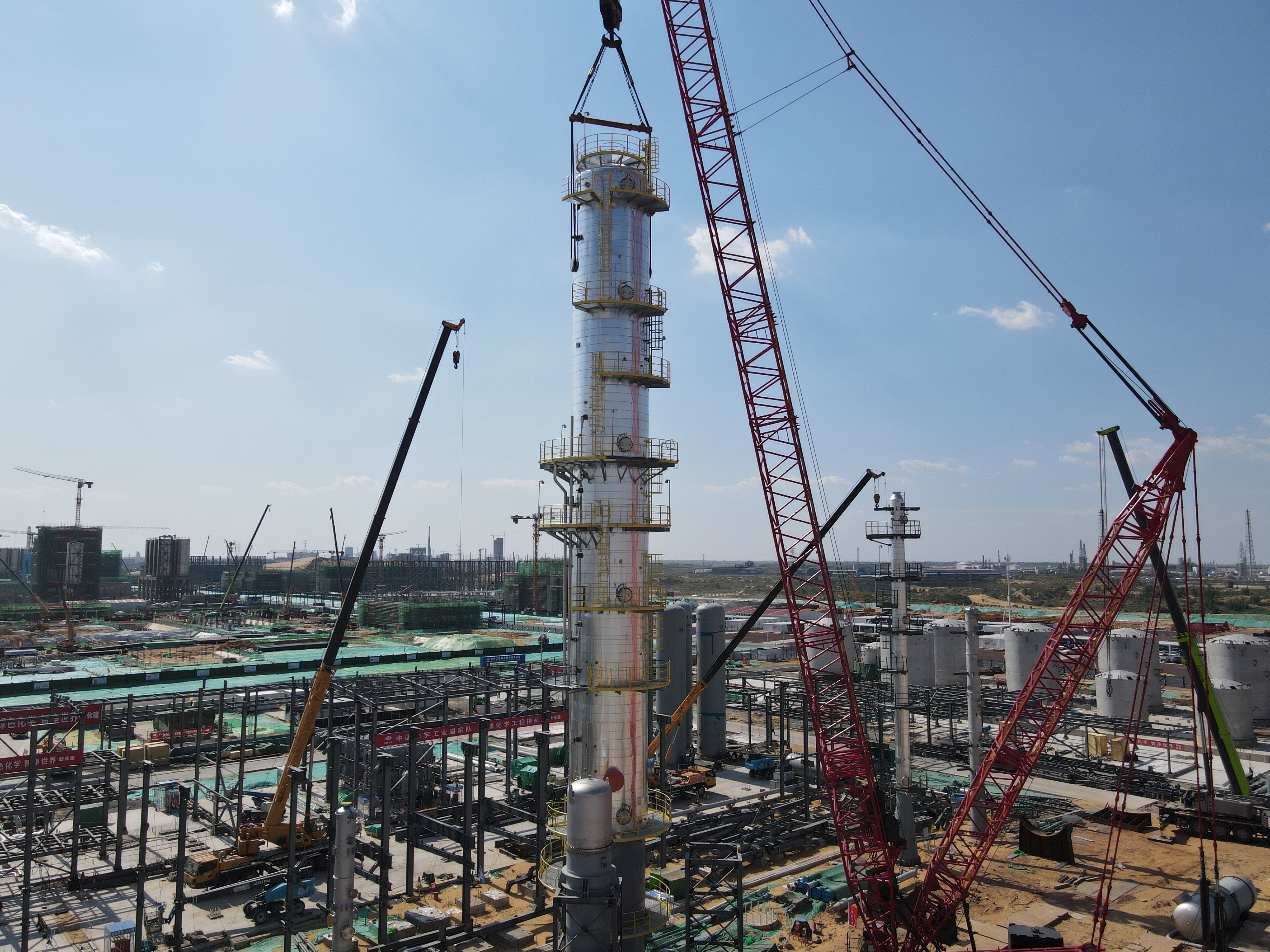 六比六創 實干爭先?丨四化建項目攻堅捷報頻傳-西部公司陜煤榆林醋酸乙烯項目兩臺核心塔器吊裝就位.JPG