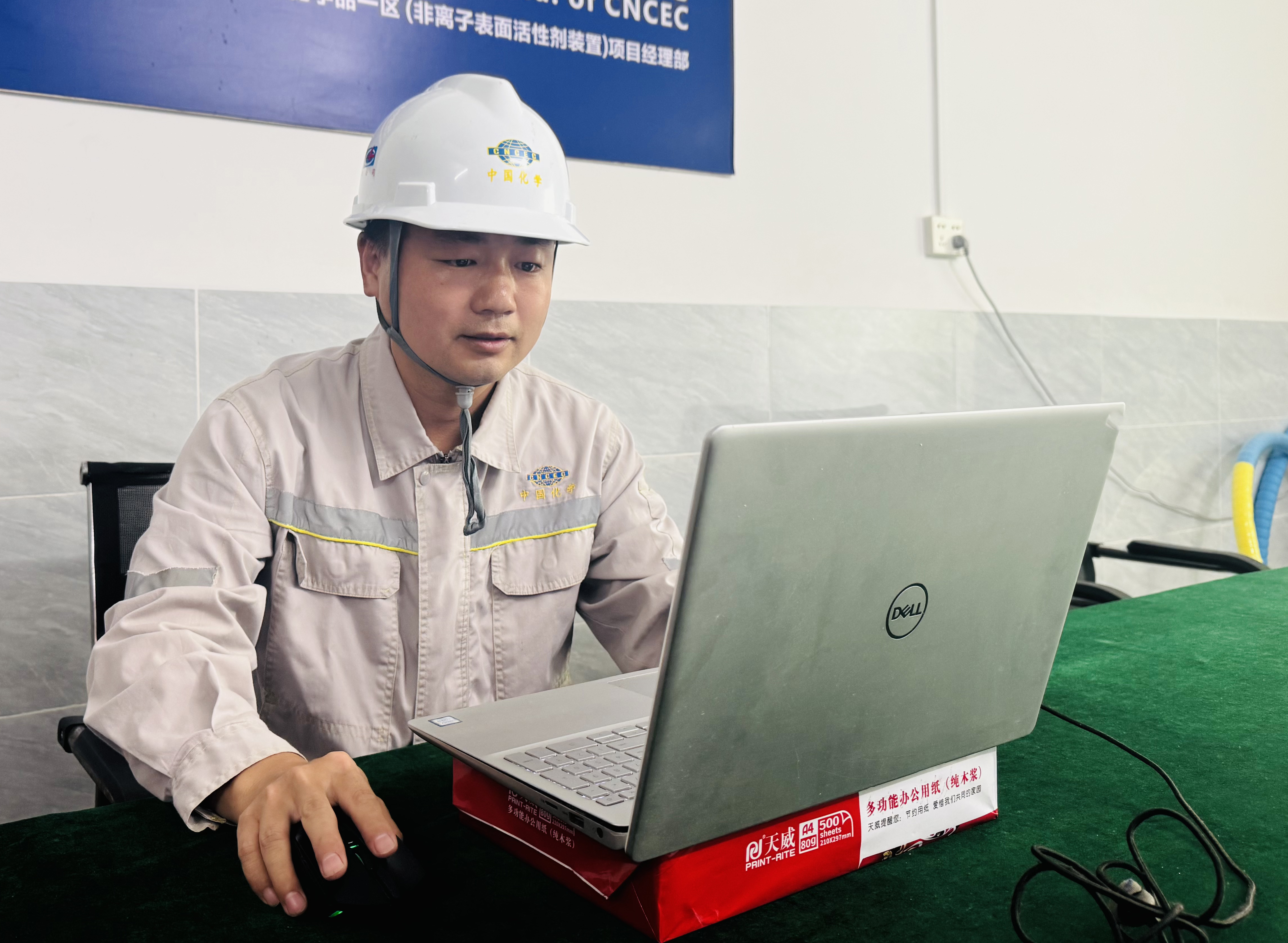 26.1.3榜樣如燈 追光前行?丨四化建2025年度勞動模范風采展（三）——向奮斗者致敬-劉海峰：國際高端化工項目的“質量衛士”.jpg