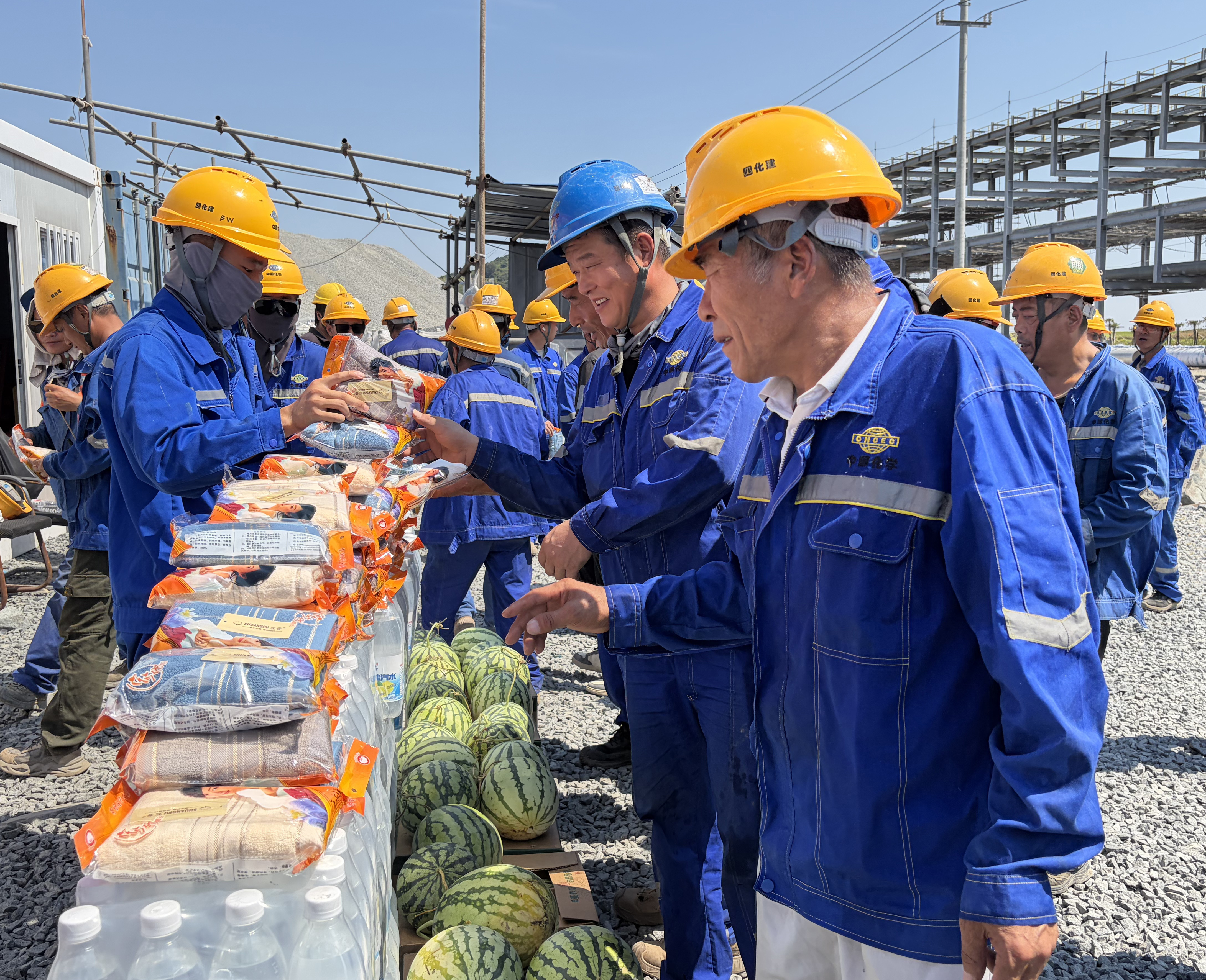 4.2.3清涼送一線 關愛沁人心④-安裝工程公司開展夏日送清涼慰問活動.jpg