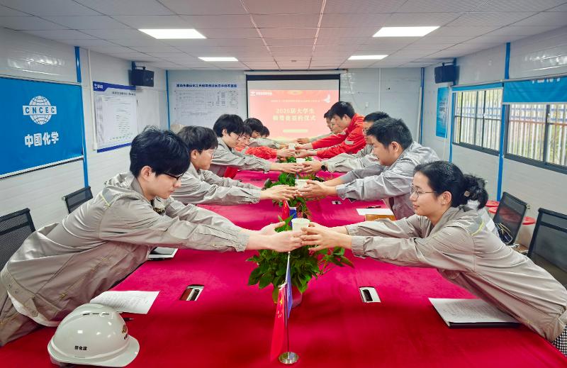 薪火相傳 青藍相繼——四化建舉行2026屆新員工師徒結對儀式
